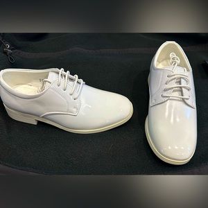 Boys size 2 white patent dress shoes brand new
